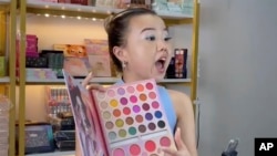 中国最早的TikTok直播主之一晏光桦在深圳的工作室进行直播。(2023年7月)