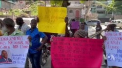 Manifestan Pwoteste Devan Biwo BINUH pou Mande Demisyon Chèf la 