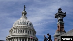 两名男子走过美国国会大厦。（2023年11月15日）