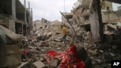 Palestinyen enspekte debri kan refije fanmi Abu Helal la nan Rafa, Gaza, Lendi 9 Oktob, 2023. 