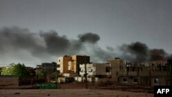 Moshi ukifuka katika eneo la kusini mwa jiji la Khartoum tarehe 29 Mei 2023, Picha na AFP. 