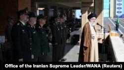 伊朗最高领导人哈梅内伊(Ayatollah Ali Khamenei)在德黑兰举行的一个武装部队军官的毕业典礼上发表讲话。（2023年10月10日）
