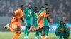 Basani ba Côte d'Ivoire #20 Christian Kouame (G) na #17 Serge Aurier (D) bazali kosepaela nsima na kopolisa Senegal na 8e ya CAN, na stade Charles Konan Banny na Yamoussoukro, Côte d'Ivoire, 29 sanza ya yambo 2024. 