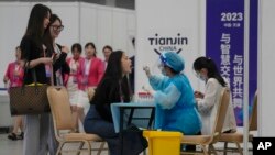 天津世界经济论坛的会务人员在接受新冠病毒核酸检测。（2023年6月27日）