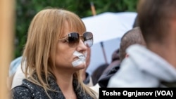 Залепени усти за право на говор: Протест на новинарите пред Основниот граѓански суд во Скопје