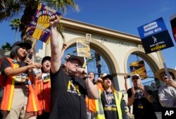 Данкен Крэбтри-Айрленд во время пикета у входа на студию «Парамаунт Пикчерз». AP Photo/Chris Pizzello