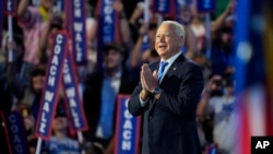 ຜູ້ຖືກສະເໜີຊື່ລົງແຂ່ງຂັນເອົາຮອງປະທານາທິບໍດີຈາກພັກເດໂມແຄຣັດ, ທ່ານ ທິມ ວອລສ໌ ຜູ້ປົກຄອງລັດມິນນີໂຊຕ້າ, ຂຶ້ນກ່າວປາໄສໃນລະຫວ່າງກອງປະຊຸມແຫ່ງຊາດຂອງພັກເດໂມແຄຣັດ ໃນນະຄອນຊິຄາໂກ້, ວັນທີ 21 ສິງຫາ 2024.