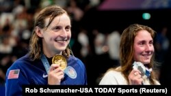 አሜሪካዊቷ ዋናተኛ ኬቲ ሌዴኪ እና አናስታሲያ ኪርፒቺኒኮቫ (ፈረንሳይ) በፓሪስ 2024 በሴቶች 1,500 ሜትር ፍሪስታይል ሜዳሊያ ሥነ ሥርዓት ላይ