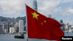 资料照：香港金融区与中国国旗