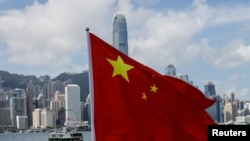 资料照片：香港金融区与中国国旗。（路透社）