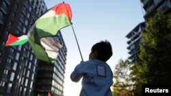 চলমান ইসরাইল-হামাস যুদ্ধের সময় গাজায় ফিলিস্তিনিদের প্রতি সংহতি জানাতে শনিবার লন্ডনে জনতা সমাবেশ করেছে। ( ১১ নভেম্বর, ২০১১)