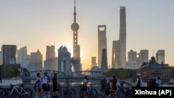 人们在上海外滩观看浦东的日出。(2023年11月3日)