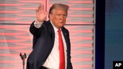 ແຟ້ມພາບ - ອະດີດປະທານາທິບໍດີສະຫະລັດ ທ່ານ ດໍໂນລ ທຣໍາ ຮັບຮູ້ຜູ້ເຂົ້າຮ່ວມ ຫຼັງຈາກກ່າວປາໄສ ໃນການປະຊຸມສຸດຍອດຂອງພັກ ຣີພັບບລີກັນ ຂອງລັດ ຟລໍຣີດາ, ວັນທີ 4 ພະຈິກ 2023, ທີ່ເມືອງ Kissimmee, ລັດຟລໍຣີດາ.