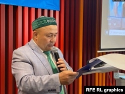 未注册的真正的阿塔兹胡特组织的负责人马克苏特汉乌利于2022年5月在阿拉木图举行的新闻发布会上