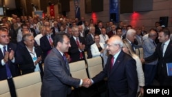 Ekrem İmamoğlu ve Kemal Kılıçdaroğlu bugünkü toplantı öncesinde salonda biraraya gelerek tokalaştı.