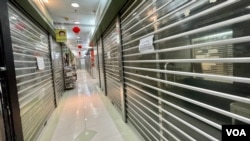 偏见书房新店选址在俗称”死场”的一个没落商场内，店主表示反映近年网购兴起后零售业的没落，商场内很多店铺已经结业，气氛相当冷清 (美国之音/汤惠芸)