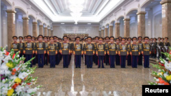 حضور فرماندهان «ارتش خلق کره‌شمالی» در کاخ خورشید کومسوسان 