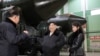 មេដឹកនាំកូរ៉េខាងជើង​លោក Kim Jong Un និងកូនស្រី ធ្វើ​ទស្សនកិច្ច​នៅ​រោងចក្រ​ផលិត​រថយន្ត​យោធា​ កាលពីថ្ងៃទី ៥ ខែមករា ឆ្នាំ២០២៤។ (KCNA via REUTERS)