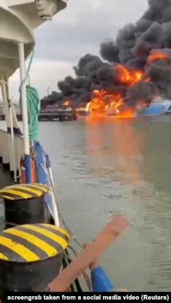 在俄罗斯克拉斯诺达尔地区楚什卡的卡夫加兹港，一艘渡轮冒出浓烟和火焰。（2024年8月22日）
