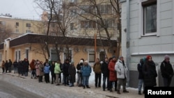 Очередь из желающих подписаться за выдвижение Бориса Надеждина в президенты, Москва, 23 января 2024 года.