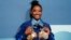 Simone Biles, vedet jimnastik Ameriken nan, kenbe meday li apre konpetisyon atistik la nan Jezolenpik d Ete Paris yo, 5 Out, 2024. 