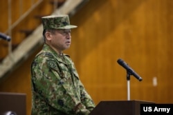 2023年12月12日日本陆上自卫队陆上总队司令竹本龙司中将在日本朝霞营举行的山樱联合军演上发表讲话（美国陆军照片）