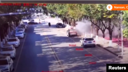 中国与缅甸的边境城镇道路监控视频显示，来自缅甸的流弹炮弹在街道上爆炸。（2024年1月4日）