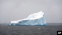 Një akullnajë noton pranë bregut të ngushticës Bransfield, Antarktidë, 23 nëntor 2023