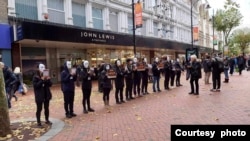 2023年11月18日，Reading UK Standing with Hong Kong于雷丁市中心举行静默示威活动，呼吁关注47人案。（照片由 Reading UK Standing with Hong Kong 。）