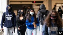 资料照片：COVID-19防疫限制措施扰乱了数百万Z世代高中生的生活，使他们中的许多人无法参加舞会和毕业典礼等里程碑式的庆祝活动。