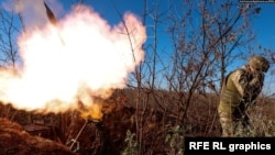 一支乌克兰迫击炮部队向乌克兰东部遭到破坏的巴赫穆特市附近的俄罗斯阵地开火