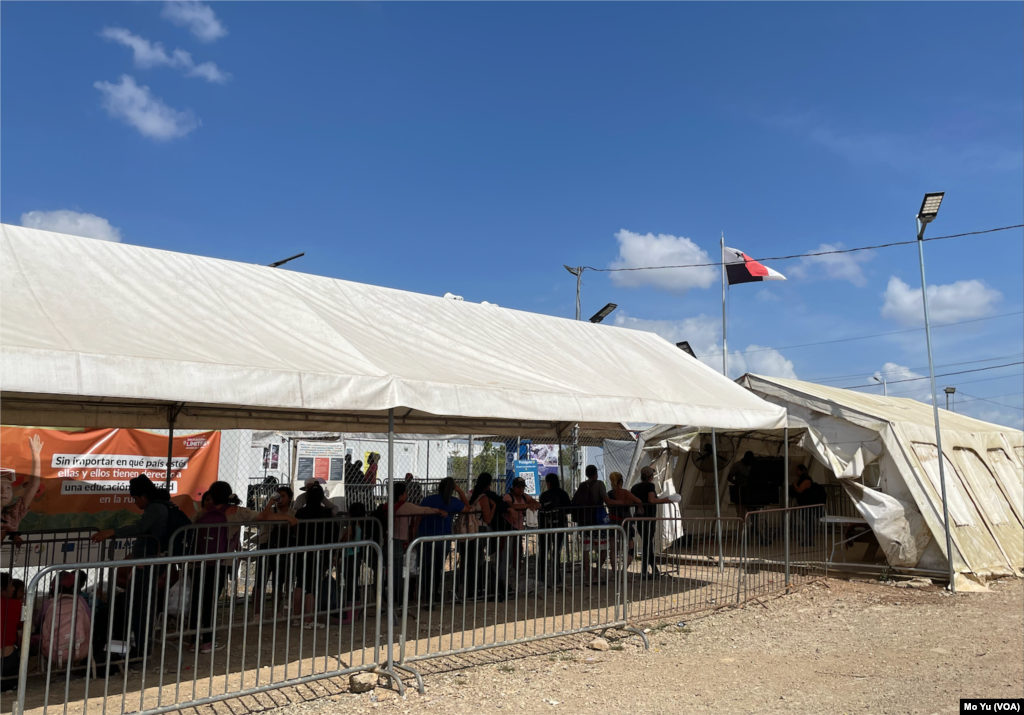 2024年2月24日，在巴拿马另一个移民接收点圣文森特(San Vicente)，排队进行护照信息登记和指纹录入的移民。巴拿马政府会把这些信息与美国政府共享。