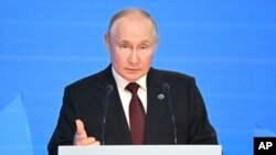 Presidenti rus Putin duke folur sot gjatë një forumi në Sochi, Rusi (5 tetor 2023)