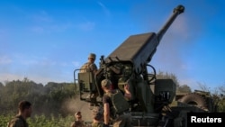 2023年7月20日，在俄罗斯入侵乌克兰期间，乌克兰军人准备在乌克兰一个未公开的地点向俄罗斯阵地开火。