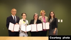 资料照片：美台官员在华盛顿附近的美国在台协会总部见证美台签署《21世纪贸易倡议》首批协定，自左至右：台湾行政院政务委员邓振中，台湾驻美代表萧美琴、美国在台协会执行理事蓝莺、美国副贸易代表比安奇，以及美国在台协会理事主席劳拉·罗森伯格。(2023年6月1日，台湾行政院经贸谈判办公室提供)