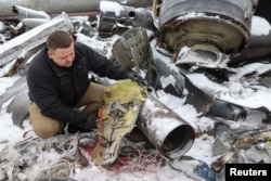 지난 1월 우크라이나 하르키우에서 검찰 관계자가 러시아가 사용한 북한제 미사일로 추정되는 미사일 잔해를 공개했다.