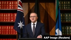 资料照片：澳大利亚总理阿尔巴尼斯在内阁会议后对媒体讲话。（2023年10月11日）
