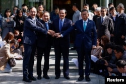 左起：台湾国民党主席朱立伦、台湾国民党总统候选人侯友宜、台湾前总统马英九和台湾民众党主席柯文哲在台北手拉手拍照合影。（2023年11月15日）