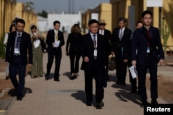 在摩洛哥出席国际货币基金组织与世界银行年会期间，中国央行行长潘功胜抵达与美国财长耶伦举行双边会谈的场所。（2023年10月13日）