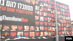 이스라엘 텔아비브 거리에 하마스에 납치된 피해자들의 사진을 담은 포스터가 붙어있다.