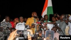 ফ্রাঙ্কো-বেনিনের রাশিয়াপন্থী কর্মী কেমি সেবা ২৮ সেপ্টেম্বর নিজারের নিয়ামিতে এক সমাবেশে ফরাসি সেনা প্রত্যাহারের আহ্বান জানিয়ে নিজারের জান্তার সমর্থকদের সাথে কথা বলেছেন।