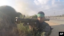 资料照片：一名哈马斯战斗人员肩扛一枚俄罗斯设计的9M32防空导弹（2023年10月7日）