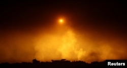 Vatrena lopta iznad Gaze tokom borbi između Izraela i Hamasa, na fotografiji snimljenoj sa izraelske strane granice, 7. decembra 2023.