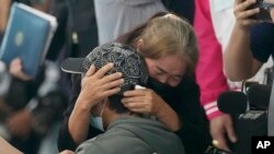 ফাইলঃ ১২ অক্টোবর, থাইল্যান্ডের সামুত প্রকারণ প্রদেশের সুবর্ণভূমি আন্তর্জাতিক বিমানবন্দরে ইসরাইল থেকে সরিয়ে নেওয়া এক থাই প্রবাসী কর্মীকে আলিঙ্গন করেন এক আত্মীয়।