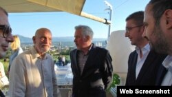 Христијан Мицковски и градоначалникот на Кисела вода, Орце Ѓорѓиевски (десно) на вечера со Џон Малкович во „Камник“