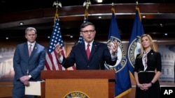 资料照片：美国众院议长约翰逊在国会举行记者会。(2024年2月29日）