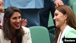 নাজানিন জাঘারি-র‍্যাটক্লিফ (মাঝে) উইম্বলডনের সেন্টার কোর্টে রয়্যাল বক্সে প্রিন্সেস অফ ওয়েলস, ক্যাথরিনের সাথে কথা বলছেন। ৪ জুলাই, ২০২৩।