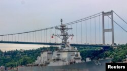 ناوشکن مجهز به موشک هدایت‌شونده «کارنی» در حال عبور از تنگه بسفر. استانبول، ترکیه. (آرشیو)