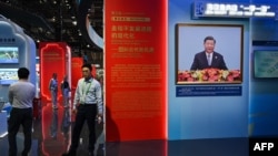 上海举办的中国国际进口博览会中国展台上显示的中国领导人习近平的视频。（2023年11月5日）