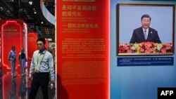 上海举办的中国国际进口博览会中国展台上显示的中国领导人习近平的视频。（2023年11月5日）